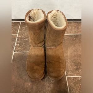 UGG Australia Classic Short Sheepskin Boots in Chestnut Size 8